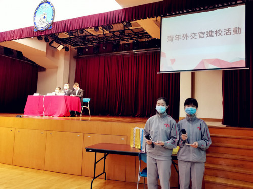 Chinese Young Diplomats Meet with F6 Students